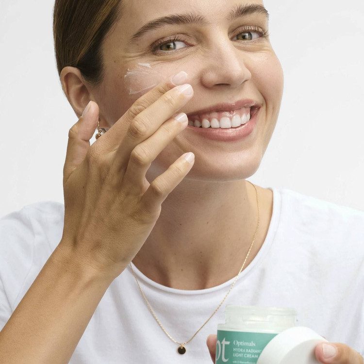 کرم روز و شب صورت هیدرا رادیانس لایت اپتیمالزبرنداوریفلیم