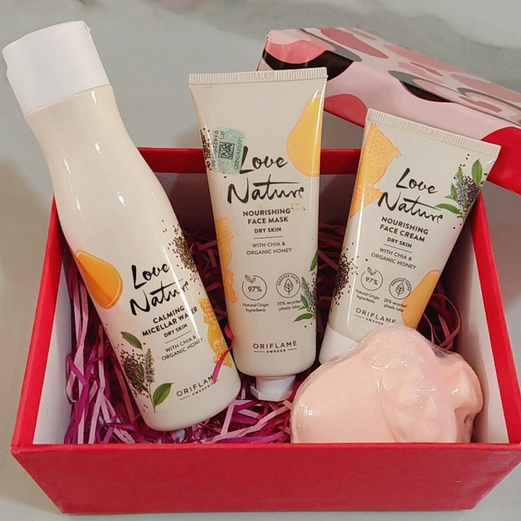 کرم،تونر،ماسک صورت عسل و چیا اوریفلیم و کوکتل پدیکور