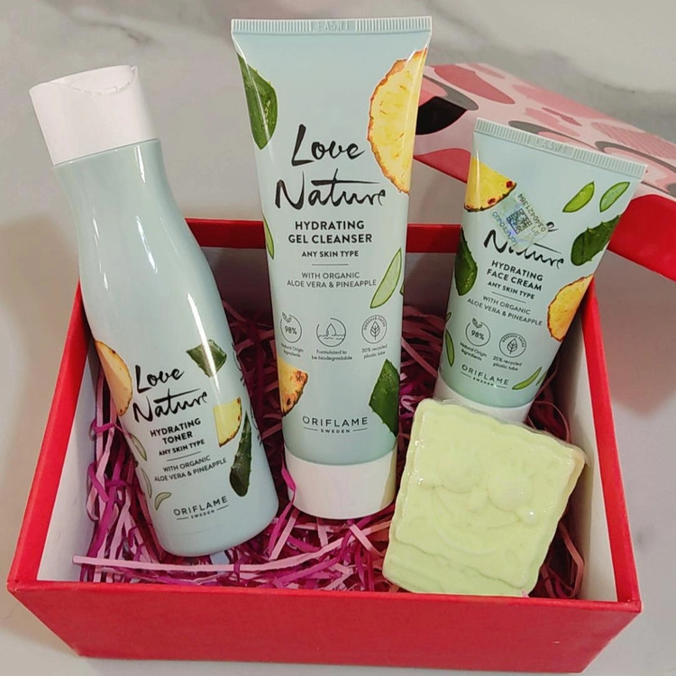 پک مراقبت از پوست لاونیچر آناناس و الوورا(شوینده،تونر و کرم صورت کوکتل پدیکور هدیه)