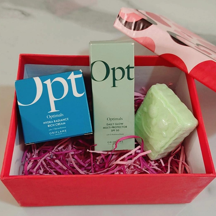 پک مراقبت از پوست آبرسان و مرطوب کننده اپتیمالز اوریفلیم(ضدآفتاب و کرم تغذیه کننده)کوکتل پدیکور هدیه